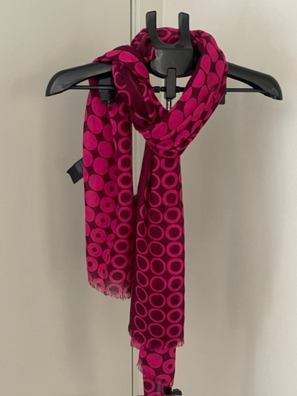 TOMMY HILFIGER Oblong Lightweight Fashion Scarf. Fuchsia pink/deep burgundy.